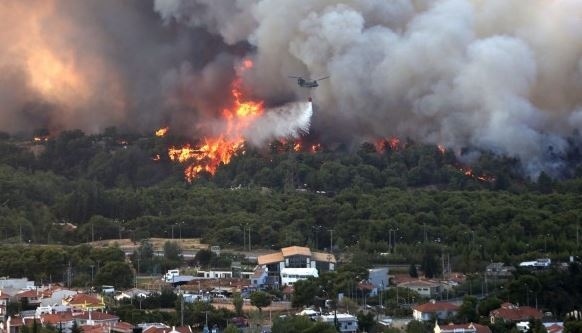 Хиляди евакуирани от предградия на Атина заради пожарите